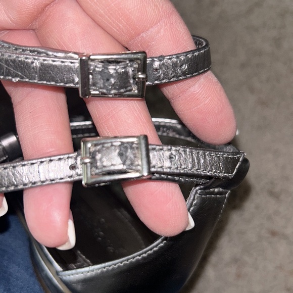 MICHELLE D. Silver Strappy SANDALS💝Pretty & Dressy Size 9 Comes w/Original Box - Picture 13 of 15